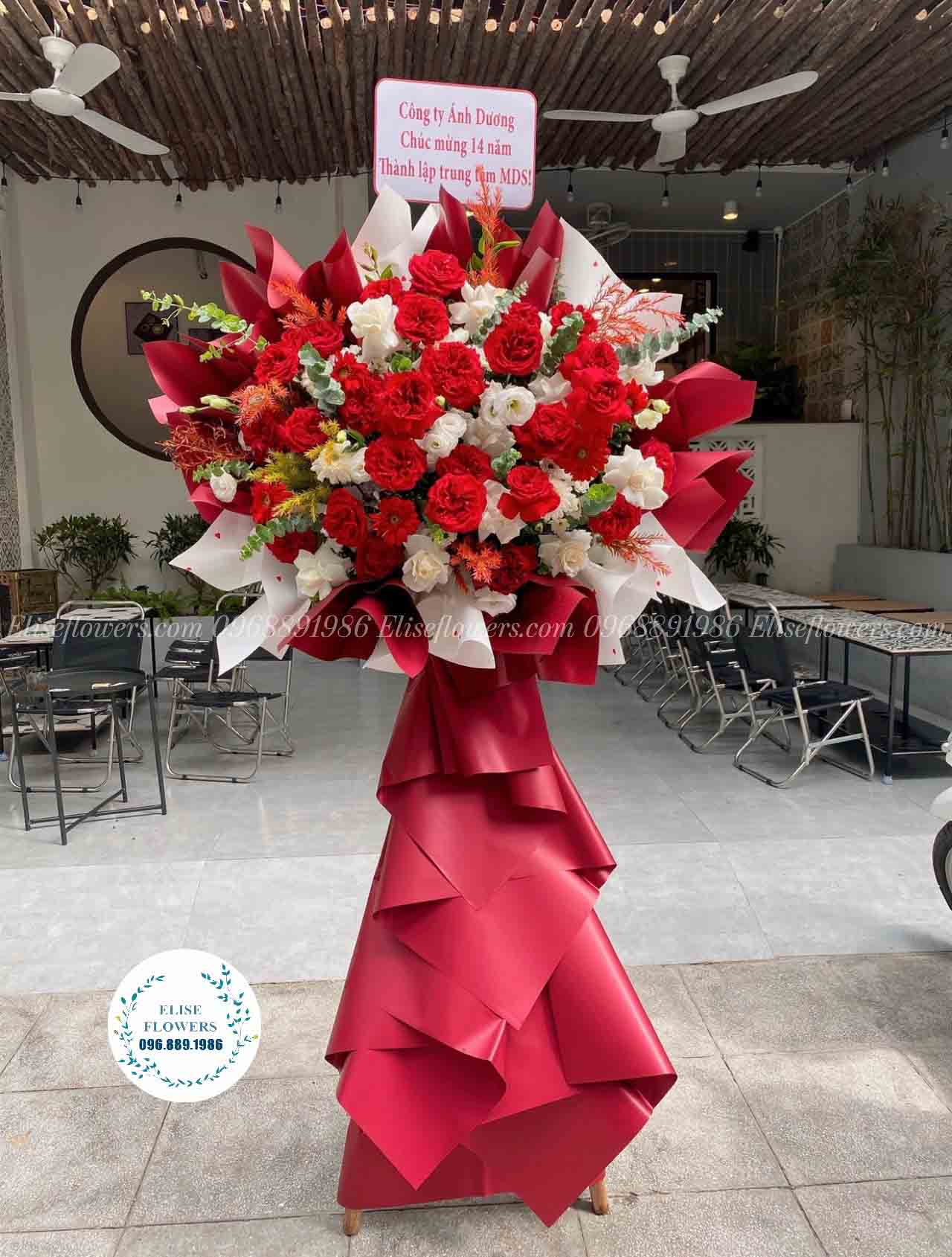 Kệ hoa đỏ ý nghĩa chúc mừng ngày thành lập công ty