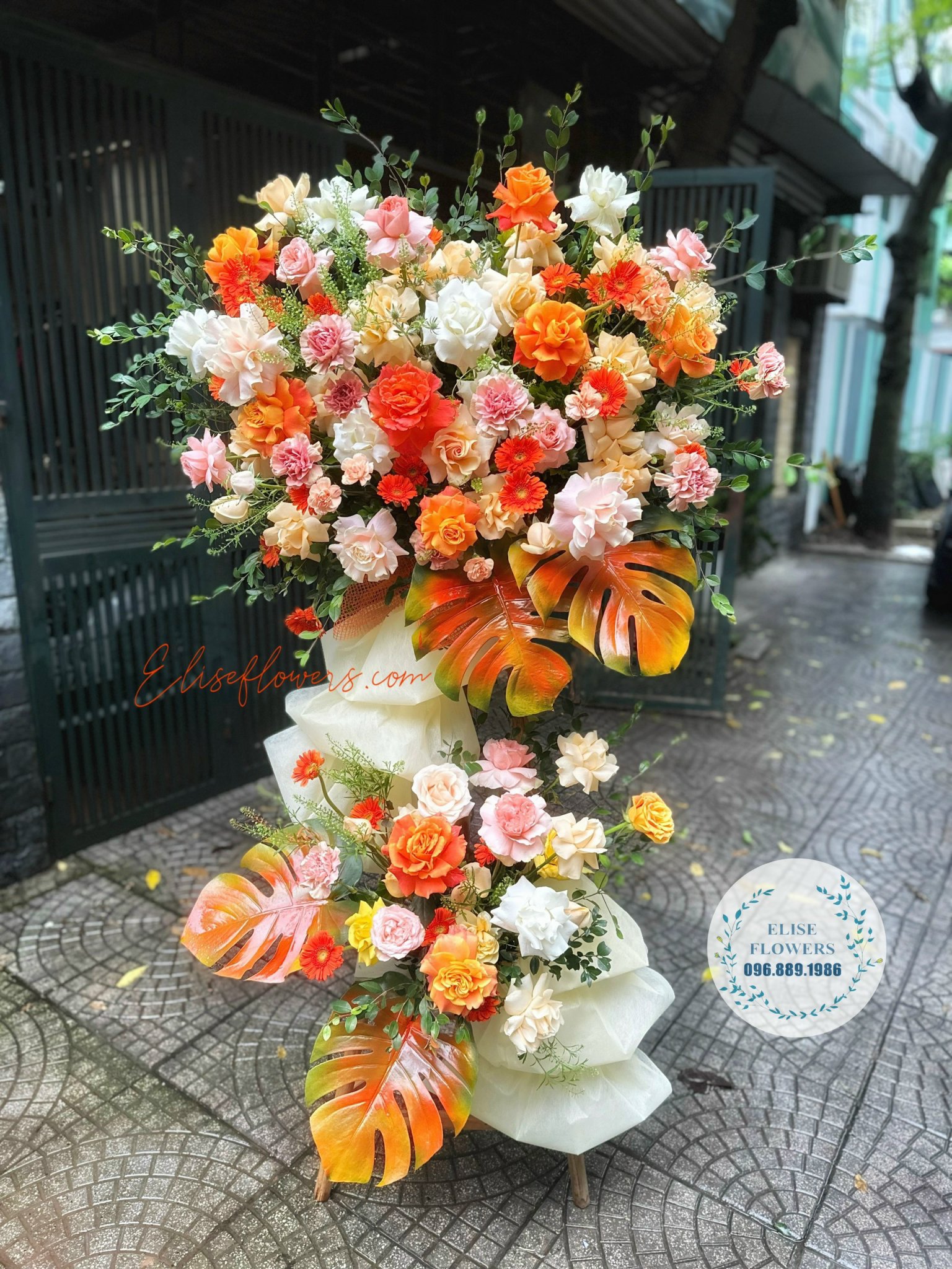 Kệ hoa 2 tầng cao cấp tone màu cam sang trọng. Địa chỉ đặt hoa chúc mừng uy tín GIÁ RẺ tại Hà Nội