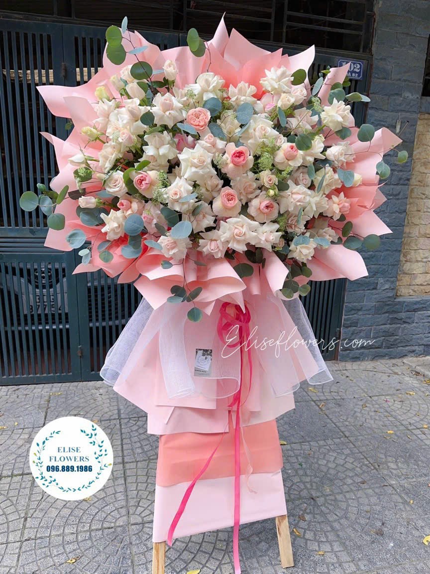Kệ hoa sinh nhật cao cấp tại quận Hoàn Kiếm. Dịch vụ đặt hoa chúc mừng sinh nhật công ty