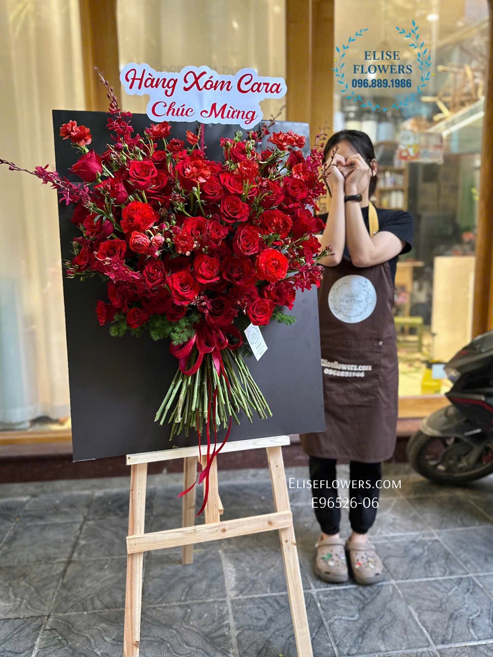 Mua kệ đỏ độc lạ, sang chảnh mừng sinh nhật vợ yêu