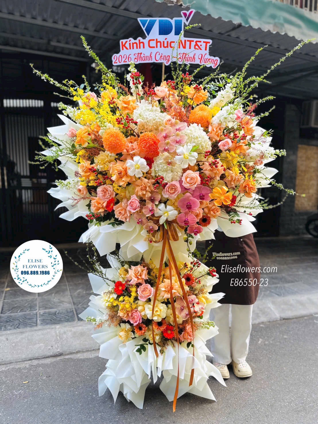 Kệ hoa tone cam vàng chúc mừng kỉ niệm thành lập công ty sang trọng. Hoa khai trương Hà Nội. Eliseflowers