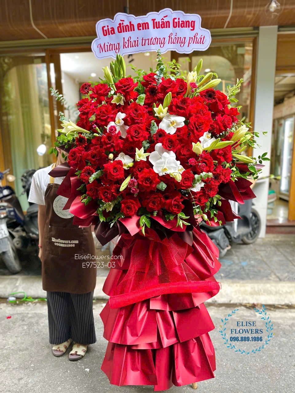 Mua kệ hoa hồng đỏ Ecuador nhập khẩu VIP chúc mừng kỷ niệm thành lập công ty. 