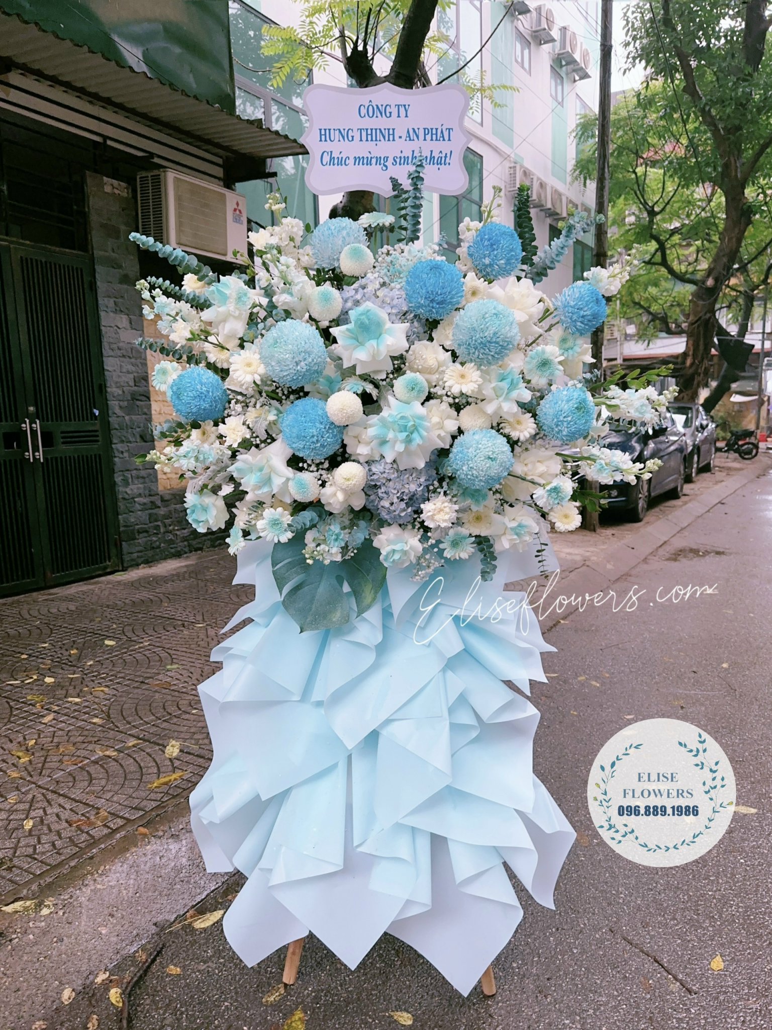 Mẫu kệ hoa chúc mừng màu xanh mint trang nhã. Đặt hoa chúc mừng cao cấp ở Đống Đa - Hà Nội