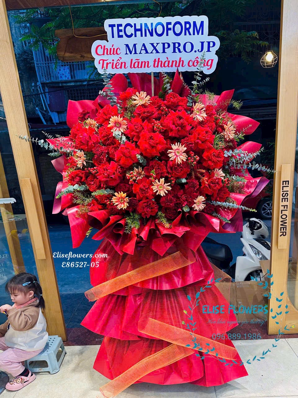 Kệ hoa khai trương đỏ ở Hồ Tây - Mua hoa tại Elise Flowers.