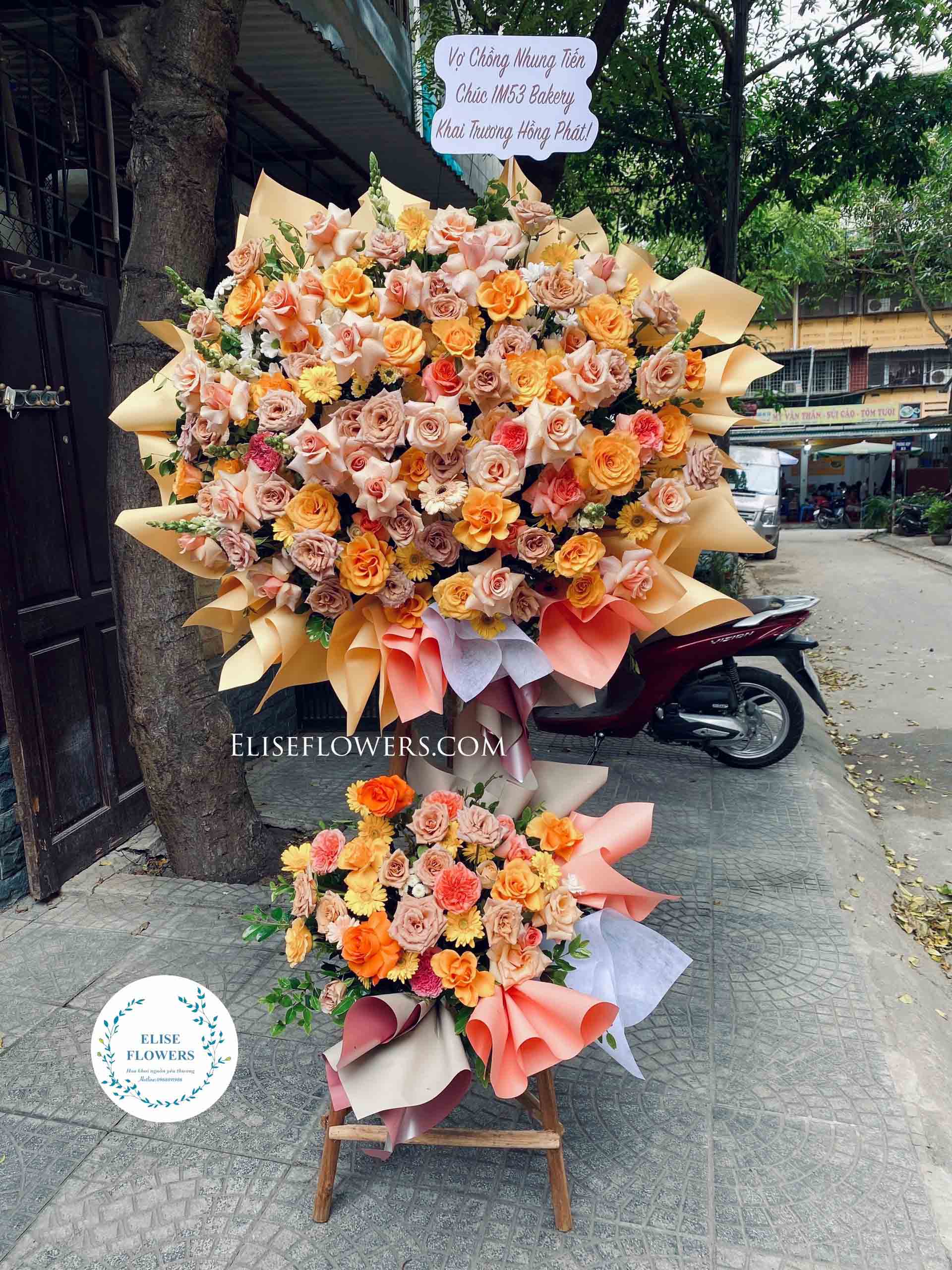 Kệ hoa khai trương màu cam ở Cầu Giấy