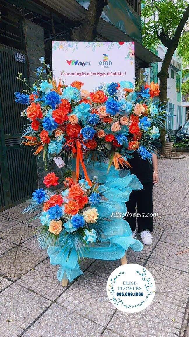 Kệ hoa 2 tầng chúc mừng khai trương tại quận Hoàn Kiếm - Hà Nội. Dịch vụ đặt hoa khai trương online tại Hà Nội 