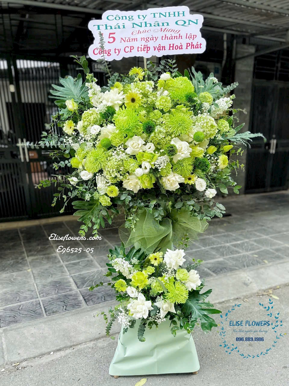 Kệ hoa khai trương xanh lá ở Cầu Giấy.