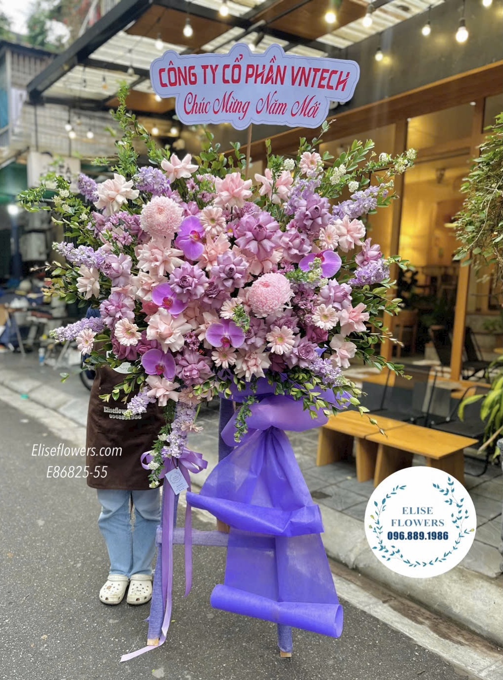 Kệ hoa sinh nhật công ty. Kệ hoa chúc mừng kỉ niệm thành lập công ty màu tím phong thuỷ
