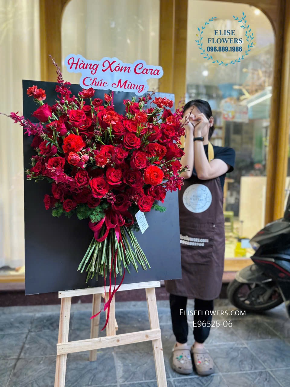 Kệ hoa tone đỏ mừng sinh nhật vợ yêu. Eliseflowers