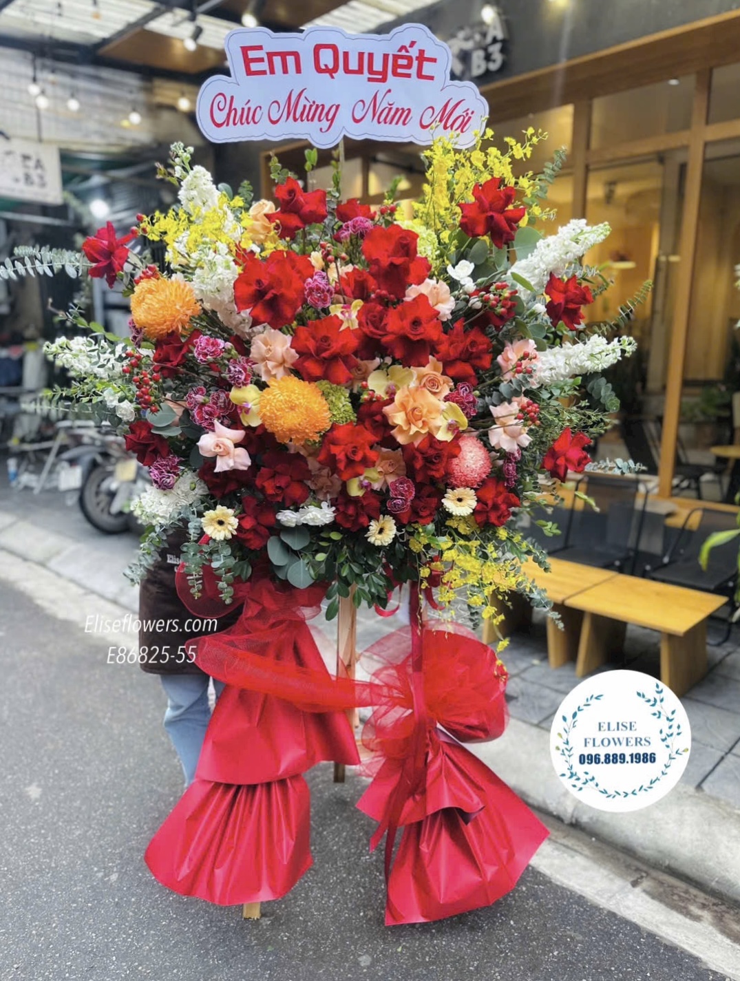 Kệ hoa chúc mừng năm mới. Hoa chúc mừng đỏ mừng year end party sang trọng, cao cấp. Eliseflowers