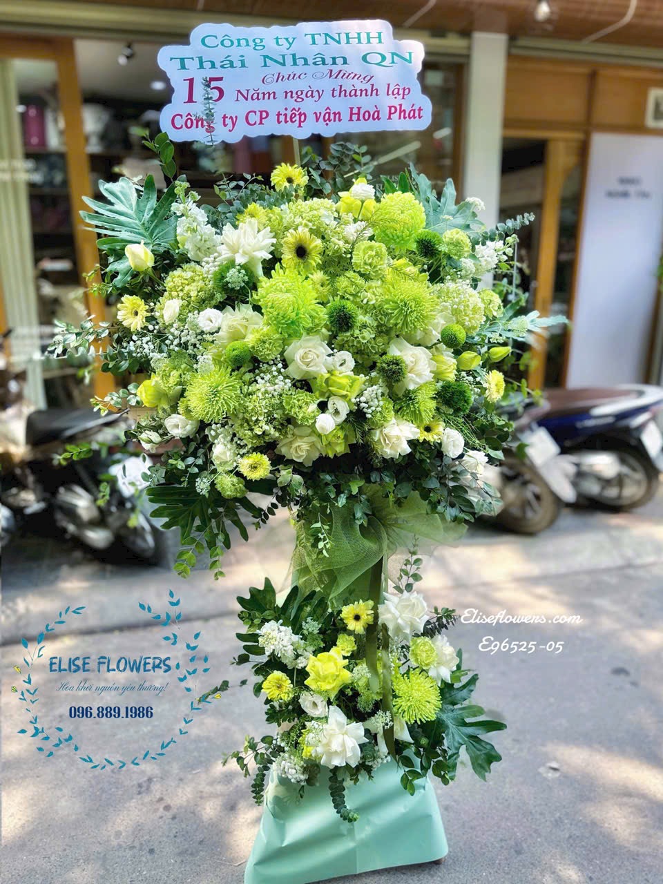 Kệ hoa chúc mừng ngày thành lập công ty tone xanh lá sang chảnh. Eliseflowers