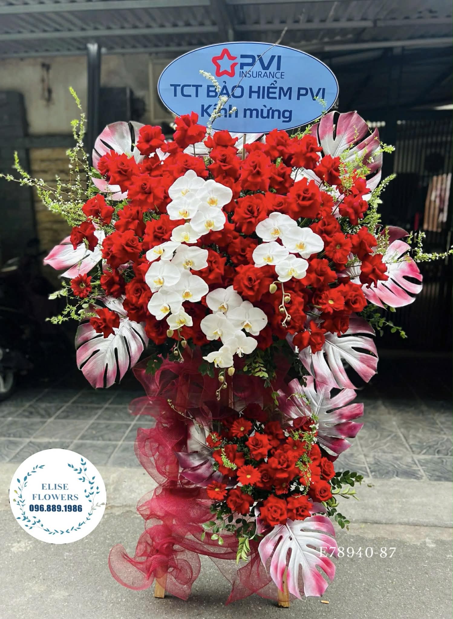 Hoa khai trương Hà Nội. Kệ hoa chúc mừng tone đỏ cao cấp, sang trọng. Hoa chúc mừng Hà Nội