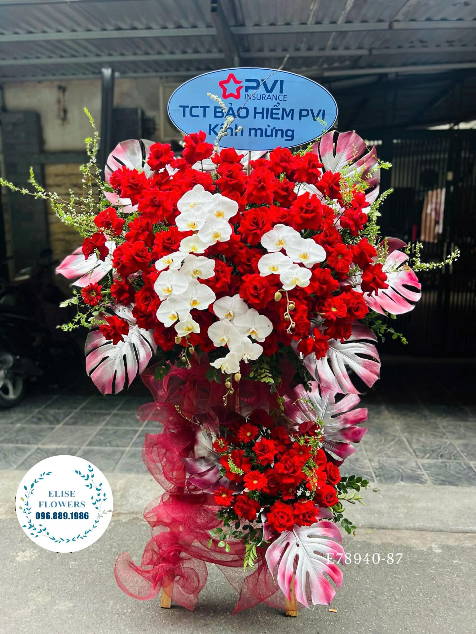 Hoa khai trương Hà Nội. Kệ hoa chúc mừng tone đỏ cao cấp, sang trọng