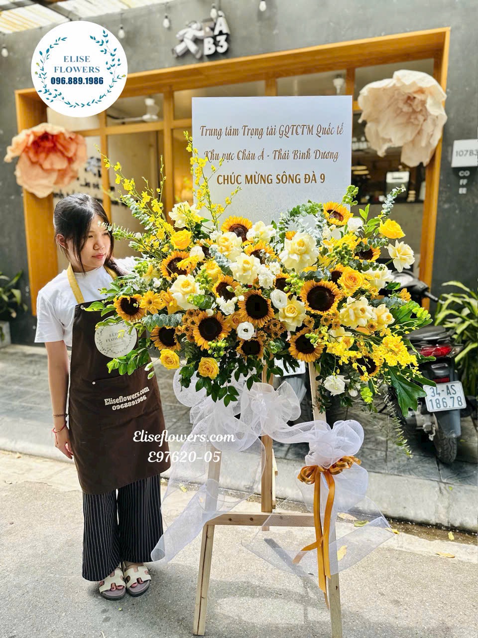 Kệ hoa khung tranh hướng dương chúc mừng ở Hà Nội