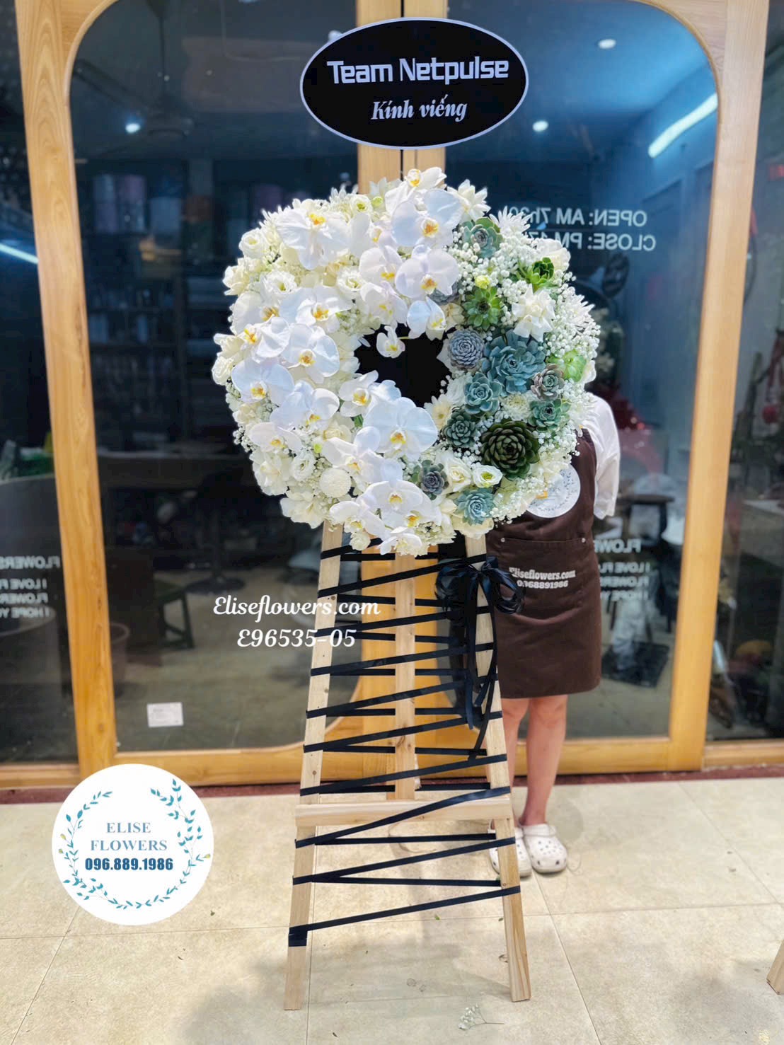 Kệ hoa tang tone trắng sang trọng | Hoa chia buồn Hà Nội | Điện hoa Eliseflowers