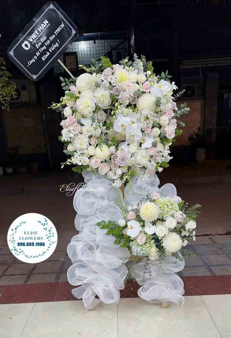 Vòng hoa tang lễ màu trắng nghiêm trang bày tỏ lòng thương tiếc vô hạn đến người đã khuất 