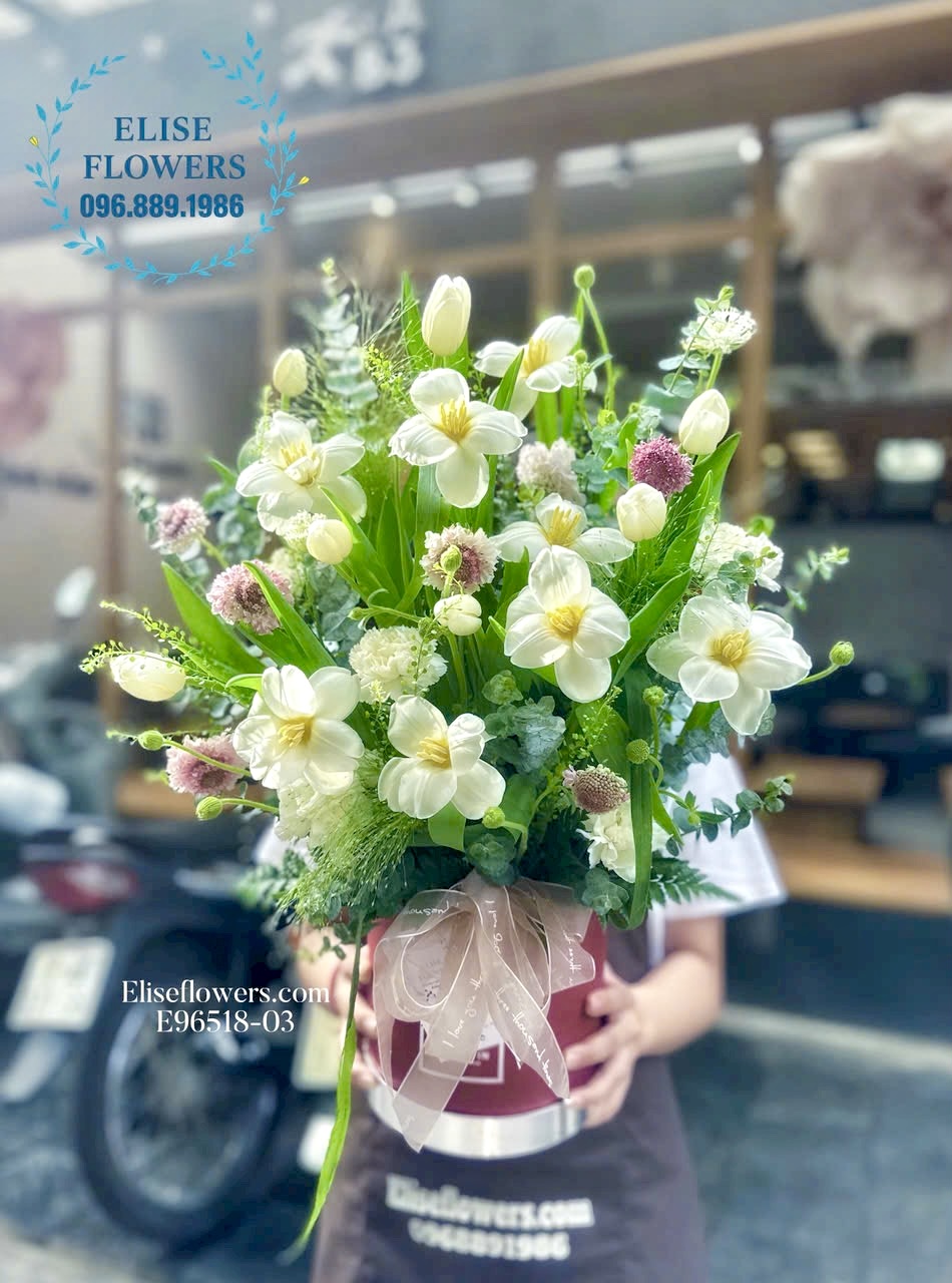 Lẵng Tulip trắng tặng sinh nhật mẹ yêu tại Cầu Giấy, Hà Nội. Địa chỉ mua hoa uy tín - Eliseflowers