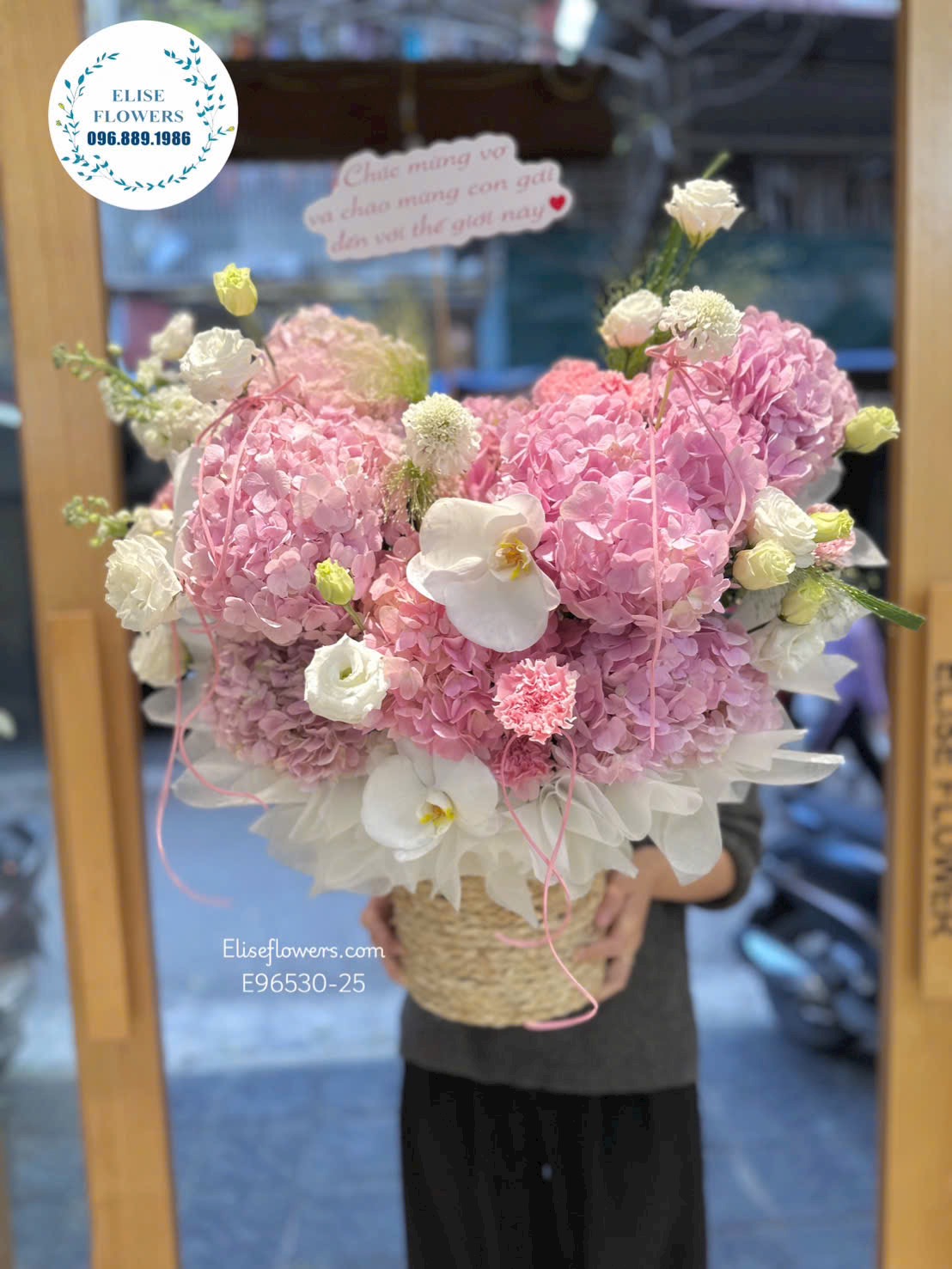 Lẵng cẩm tú cầu nhập khẩu tặng vợ mới sinh. Đặt mua hoa chúc vợ tròn con vuông. Eliseflowers