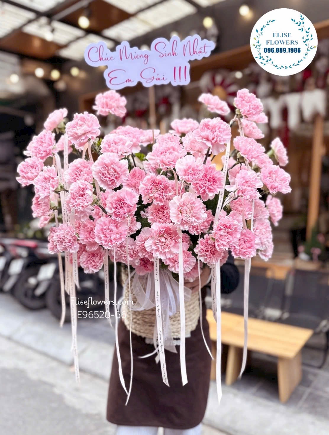 Hoa tươi Hà Nội. Đặt mua lẵng hoa cẩm chướng tặng chị gái, em gái, người thương. Giao hoa hoả tốc