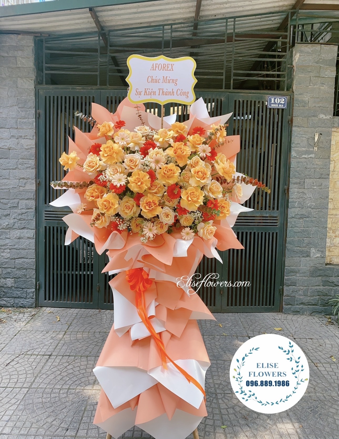Lẵng hoa tặng khai trương màu cam. Lẵng hoa chúc mừng màu cam. Cây hoa khai trương màu cam. Kệ hoa khai trương màu cam.