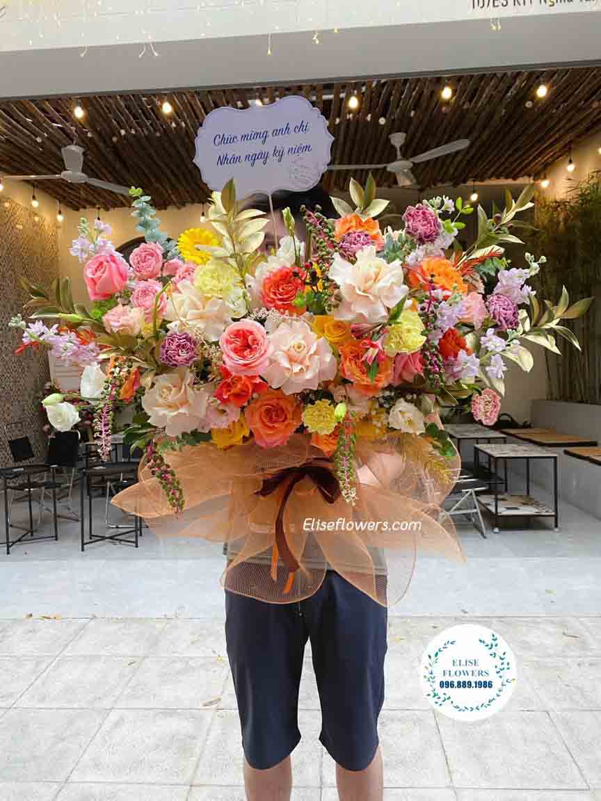 Lẵng hoa tươi để bàn màu sắc sặc sỡ chúc mừng kỉ niệm ngày cưới | Điện hoa chúc mừng đẹp ở Hà Nội 