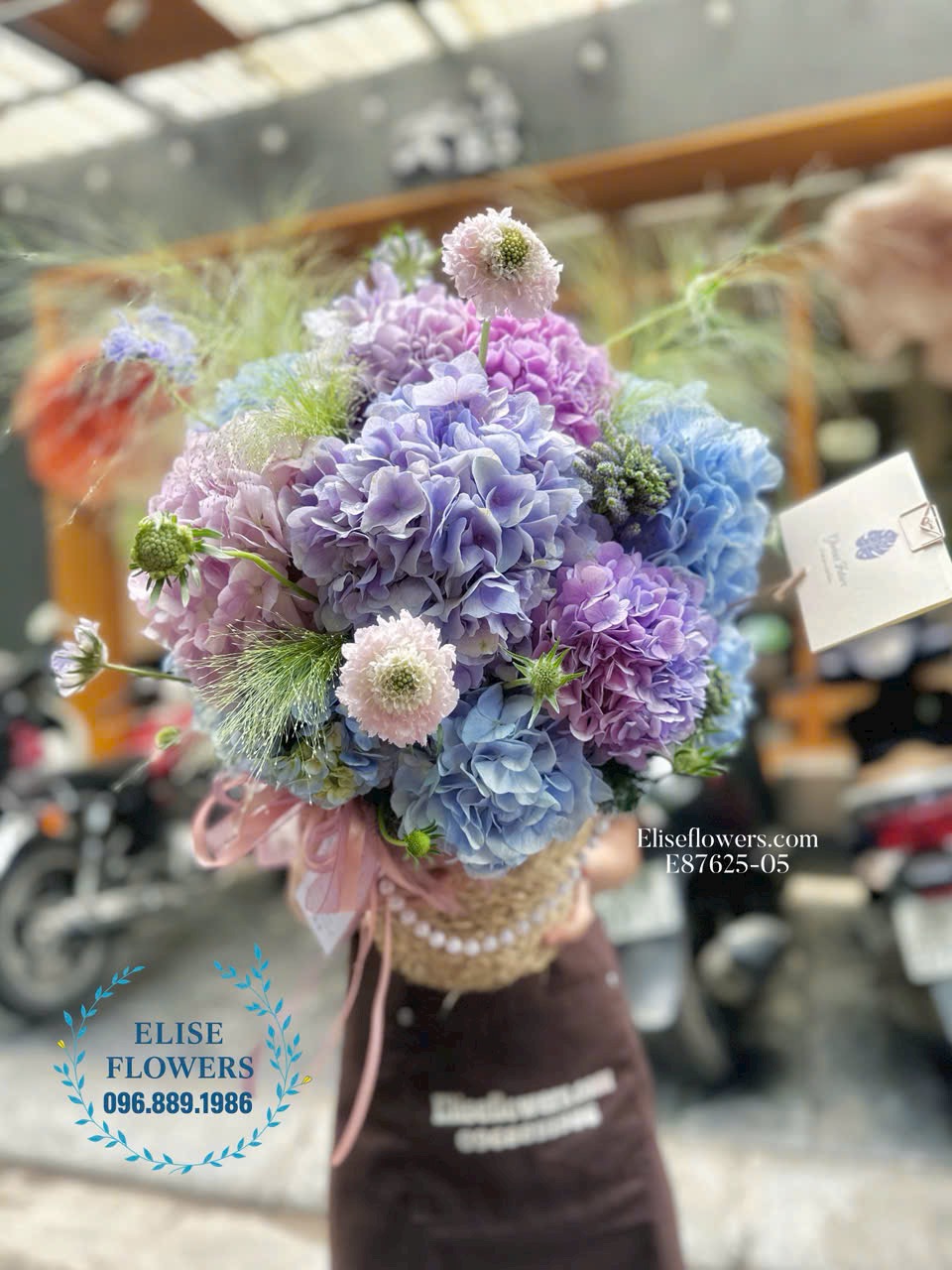Lẵng hoa cẩm tú cầu cao cấp tặng sếp nữ. Hoa cẩm tú cầu nhập khẩu Eliseflowers