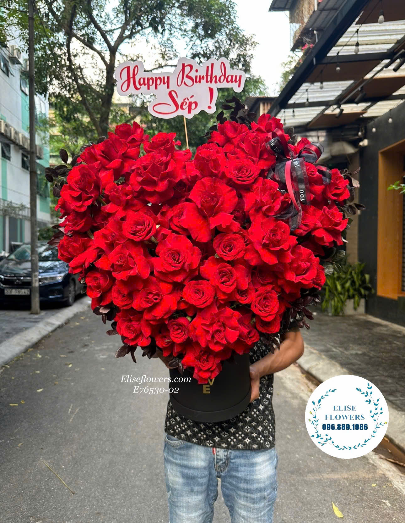 Lẵng hoa hồng đỏ hình trái tim kỷ niệm ngày cưới. Mua hoa hồng đỏ hình trái tim kỷ niệm ngày cưới ở Hà Nội.