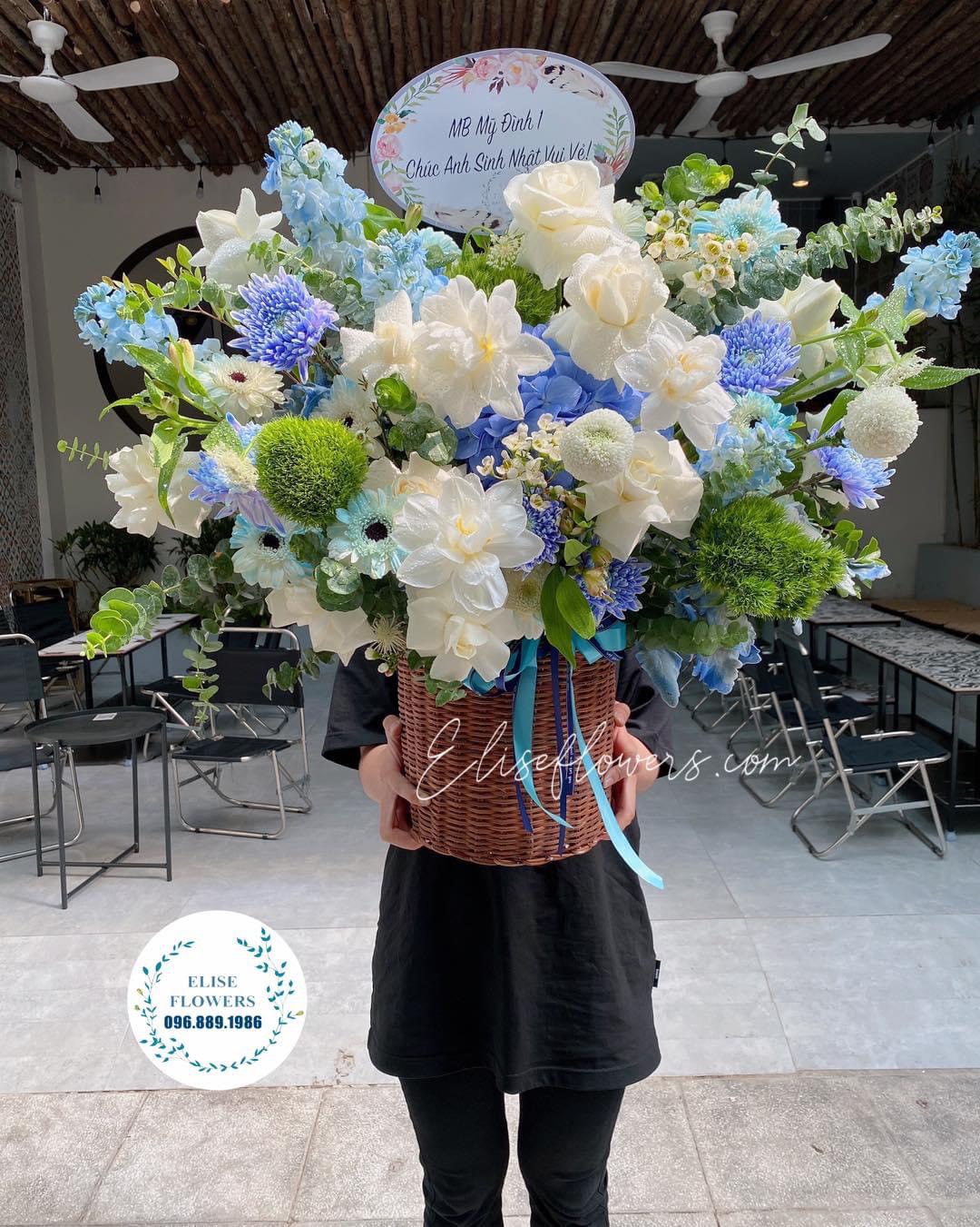 Lẵng hoa màu xanh dương mix xanh lá | Lẵng hoa tặng sếp nam, sếp nữ ngày sinh nhật