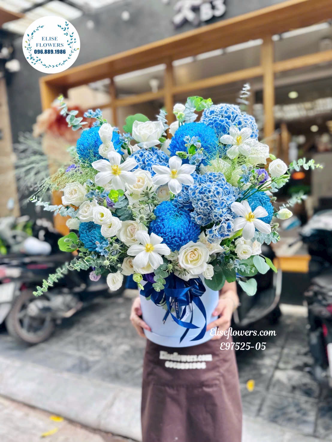 Lẵng hoa xanh dương tặng sinh nhật Sếp ở Cầu Giấy 