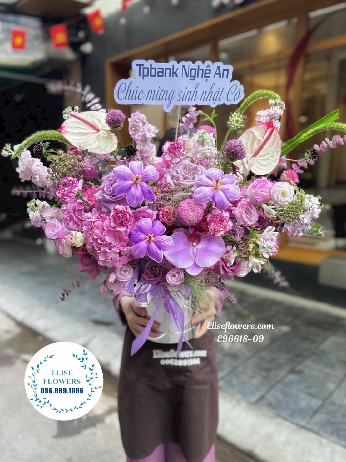 Hoa sinh nhật | Lẵng hoa màu tím sang trọng tặng sinh nhật ở Đống Đa