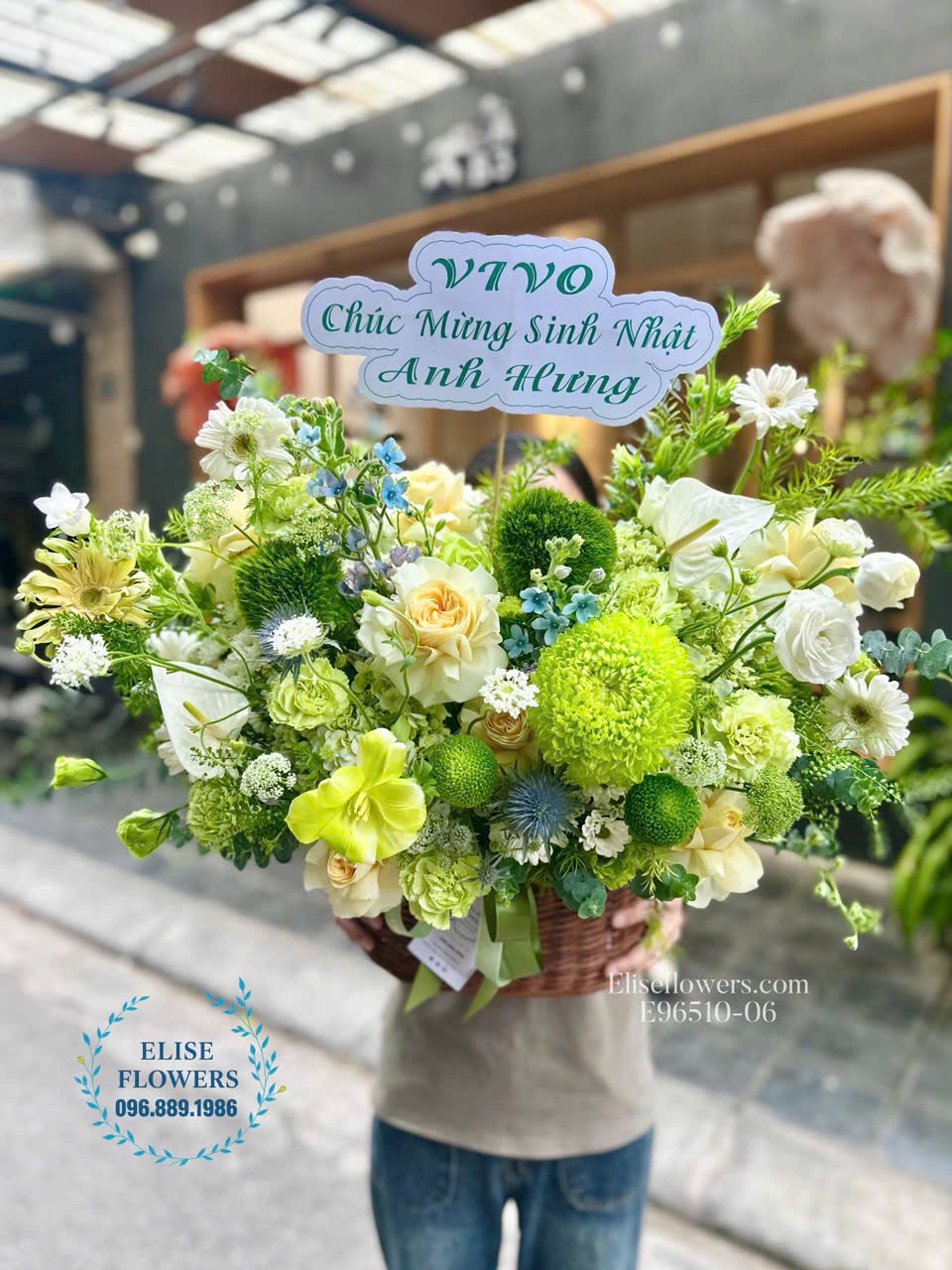 Lẵng hoa tone xanh tặng sinh nhật bố ở Hoàn Kiếm. Hoa sinh nhật Hà Nội