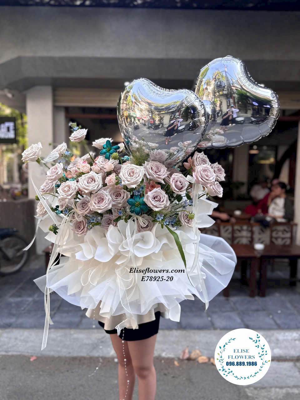 Mua lẵng hoa tím khói sang chảnh. Điện hoa tặng người yêu