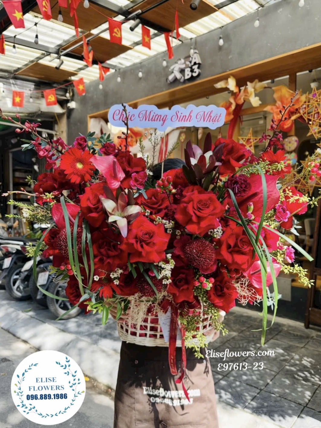 Hoa tươi Cầu Giấy 20/11. Lẵng hoa tone đỏ nhập khẩu tặng thầy cô 