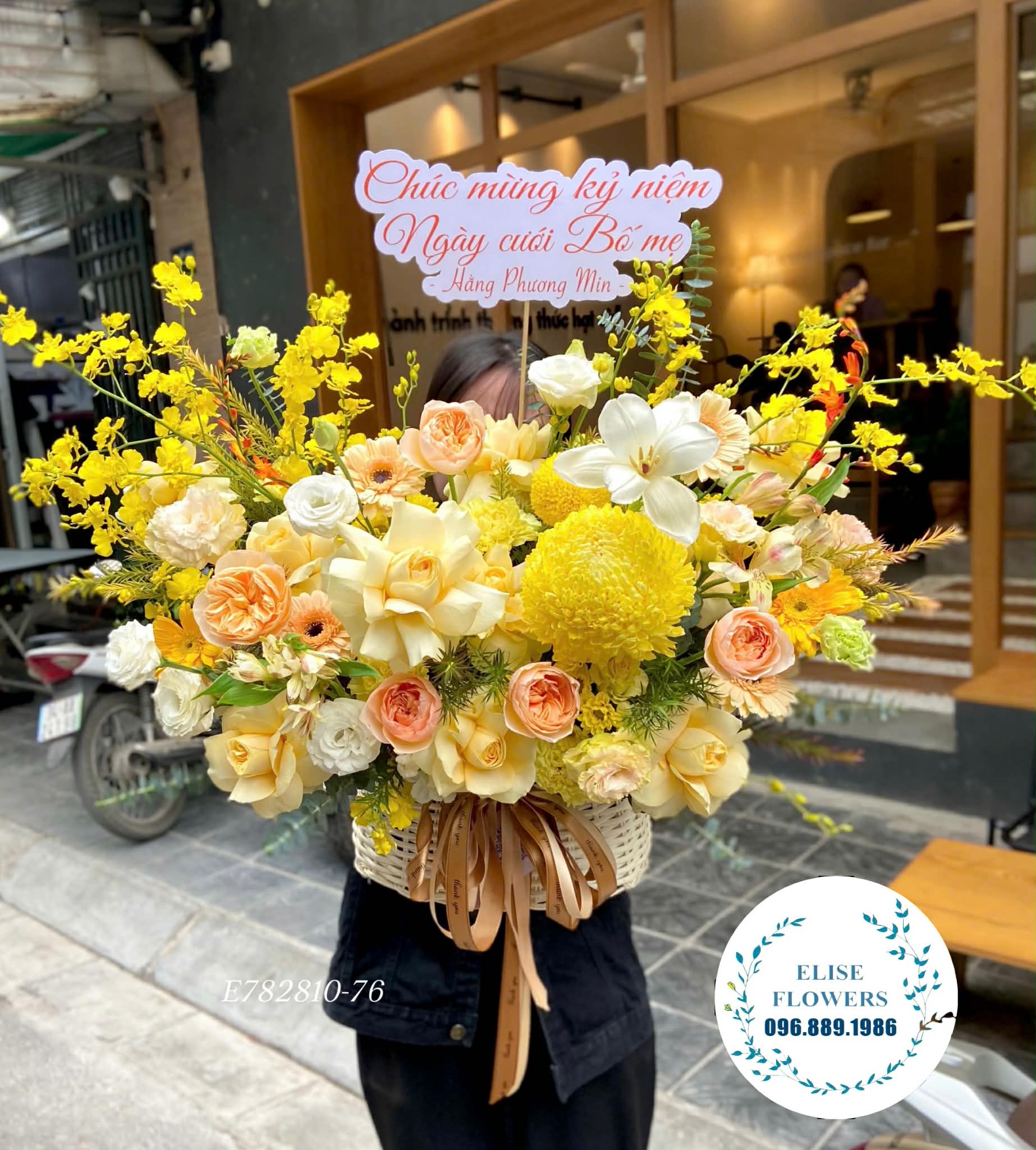 Hoa sinh nhật. Lẵng hoa chúc mừng tone vàng chúc mừng ở Hà Nội. Eliseflowers