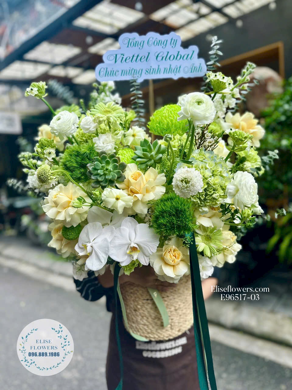Lẵng hoa xanh lá chúc mừng sinh nhật ở Hà Nội.