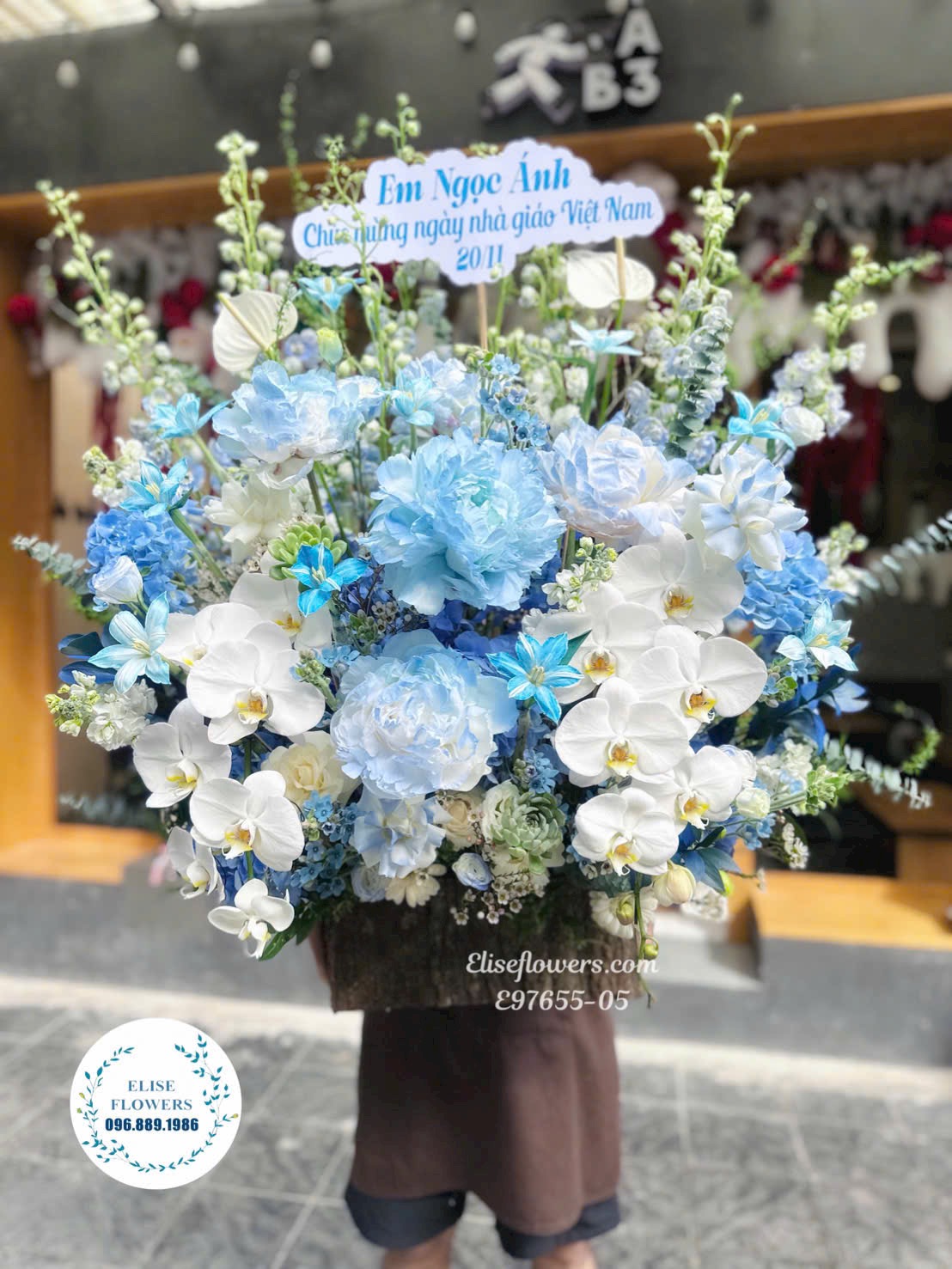 Hoa tặng sếp sang trọng. Lẵng hoa tone xanh dương tặng sếp ở Hà Nội. Eliseflowers