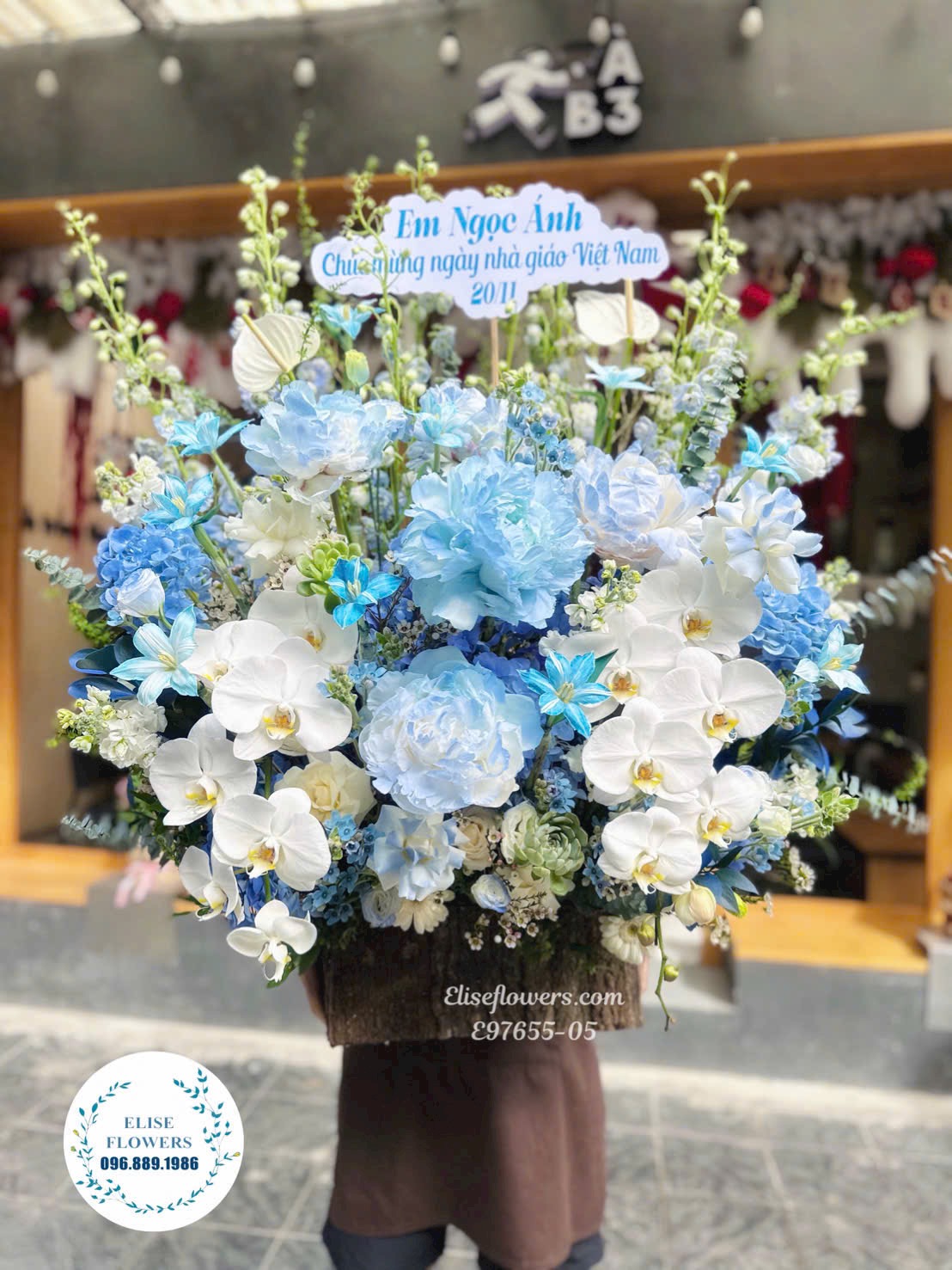 Hoa tặng sếp sang trọng. Lẵng hoa tone xanh dương tặng sếp ở Hà Nội. Địa chỉ mua hoa uy tín
