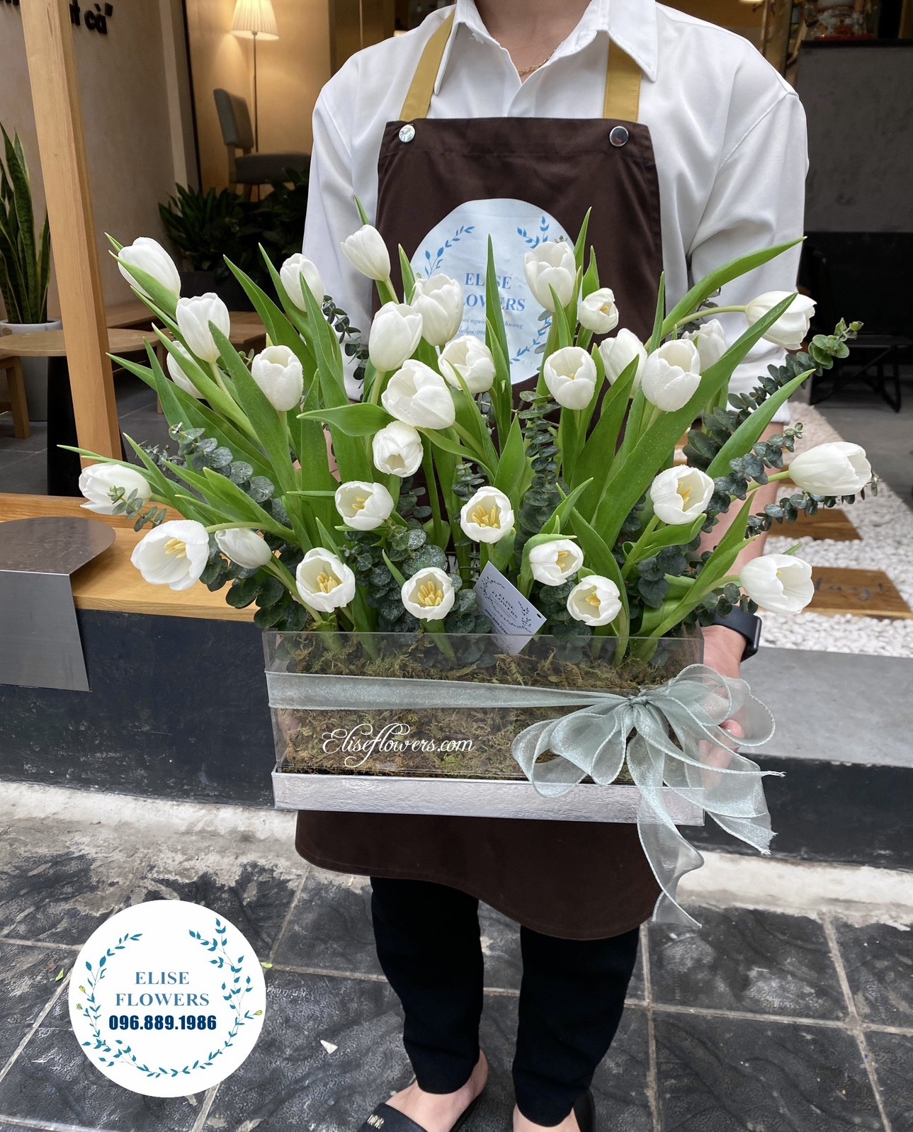 Lẵng hoa tulip trắng nhập khẩu đẹp. Lẵng hoa tulip nhập khẩu cao cấp, sang trọng ở Hà Nội