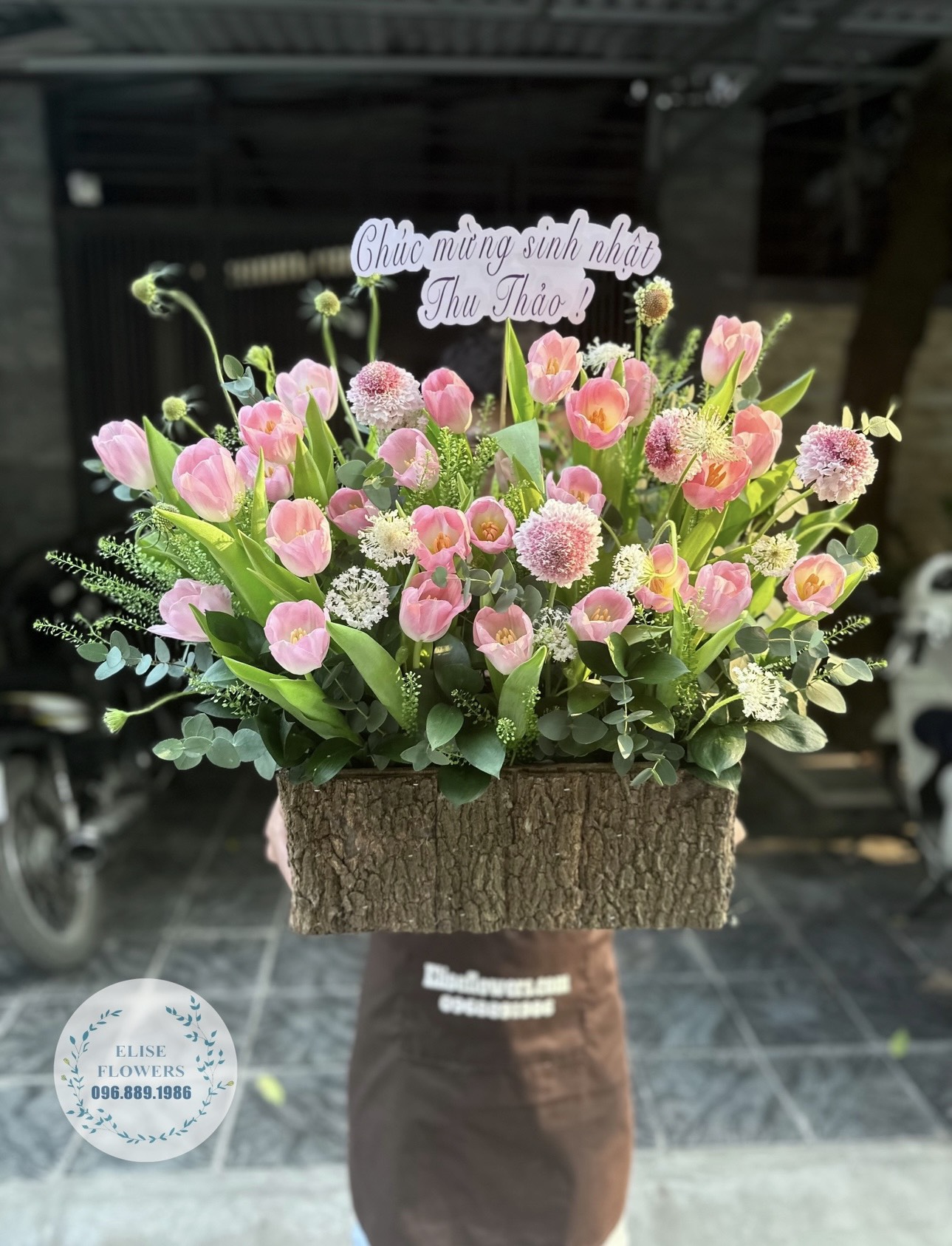 Lẵng hoa tulip đẹp tặng sinh nhật ở quận Cầu Giấy, Hà Nội. HOA SINH NHẬT CẦU GIẤY.
