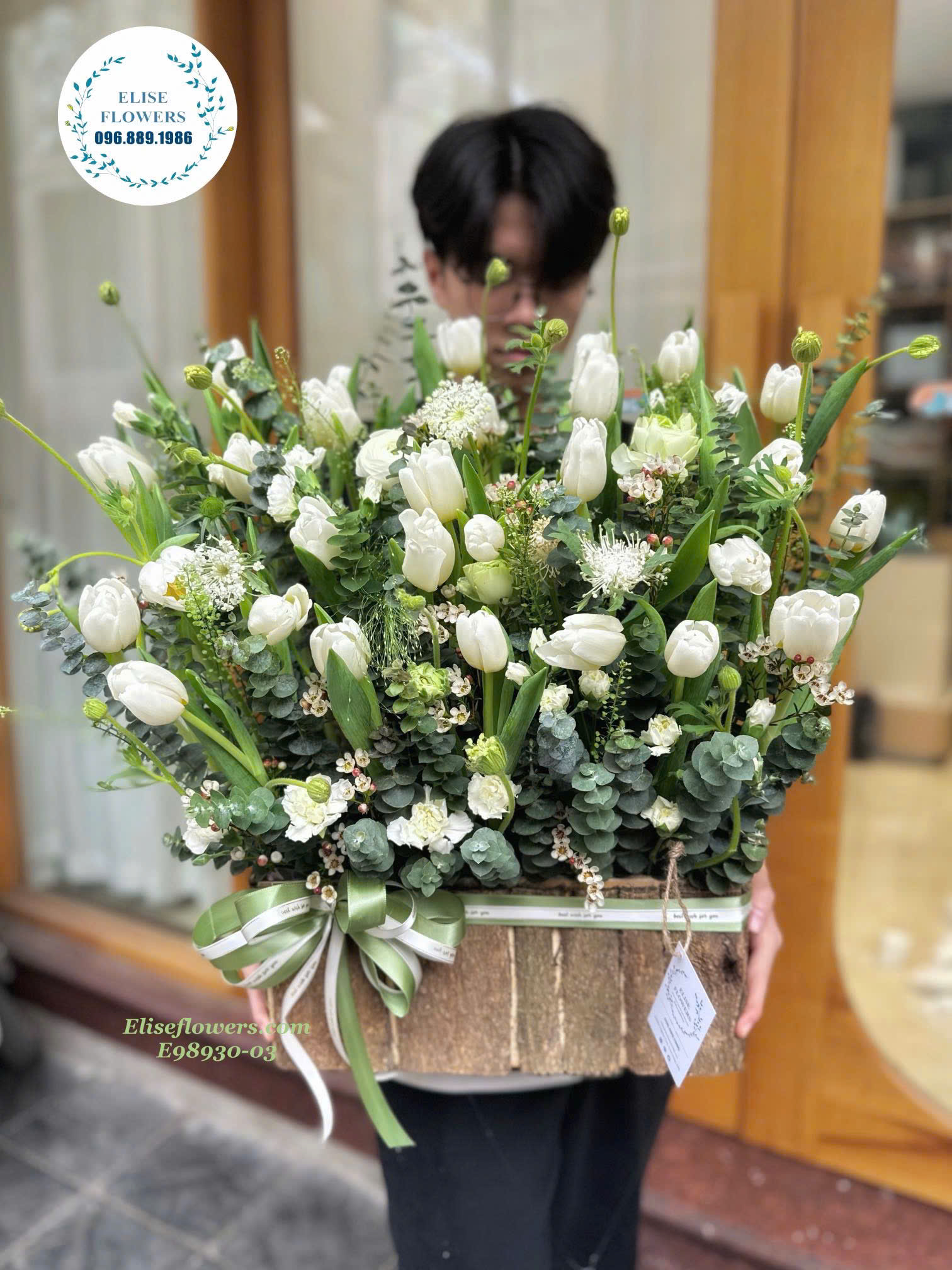 Lẵng hoa tulip trắng. Lẵng hoa tulip trắng đẹp ở Hà Nội. Elise Flowers. Shop hoa tươi Hà Nội.
