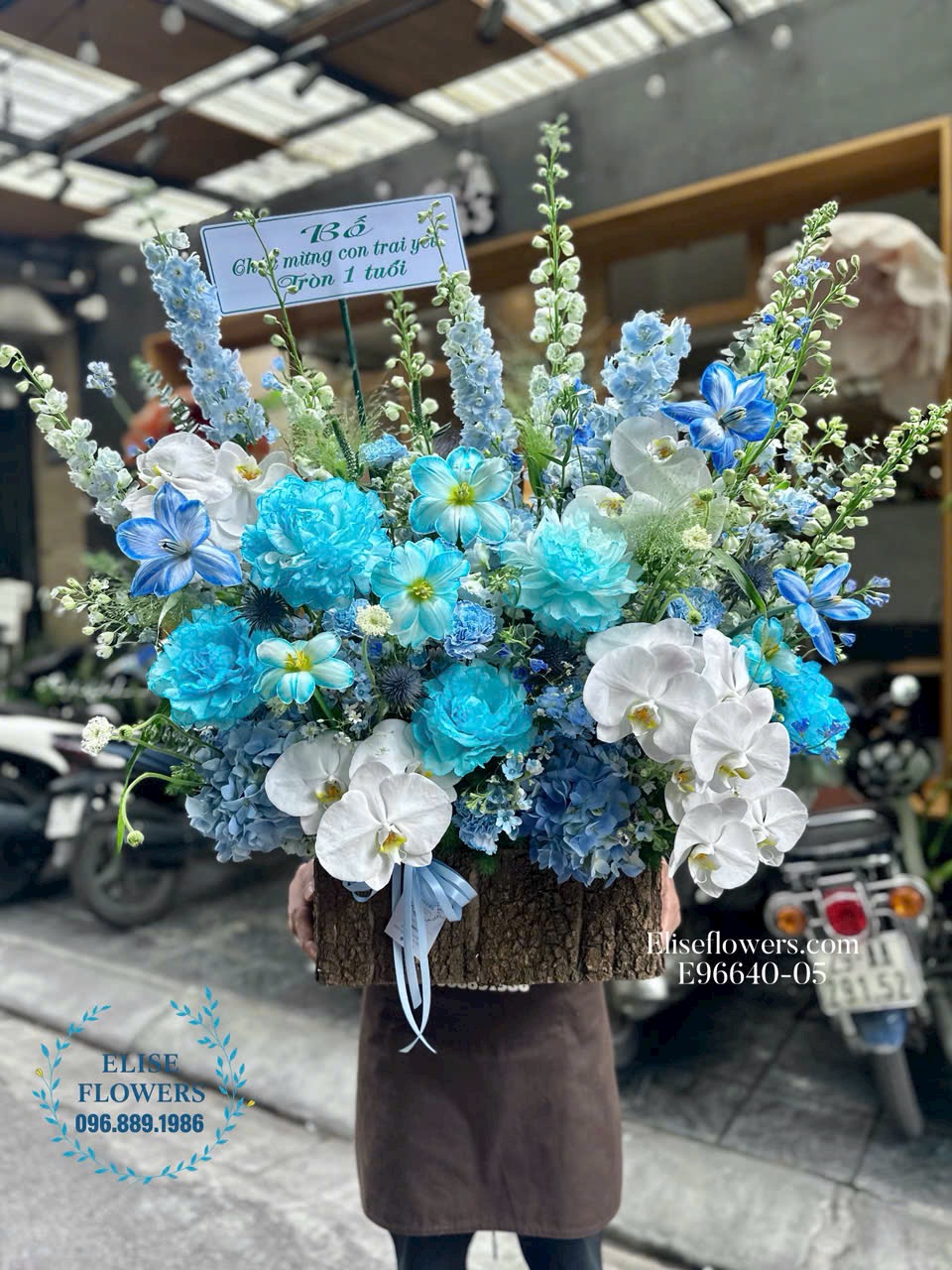 Hoa tặng Sếp. Lẵng hoa xanh dương cao cấp tặng Sếp ở Hà Nội