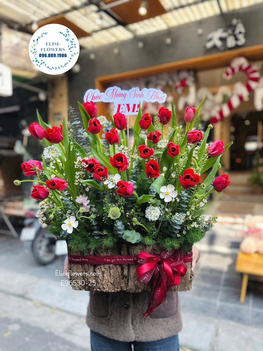 Lẵng Tulip đỏ sang trọng, lãng mạn tặng sinh nhật em yêu