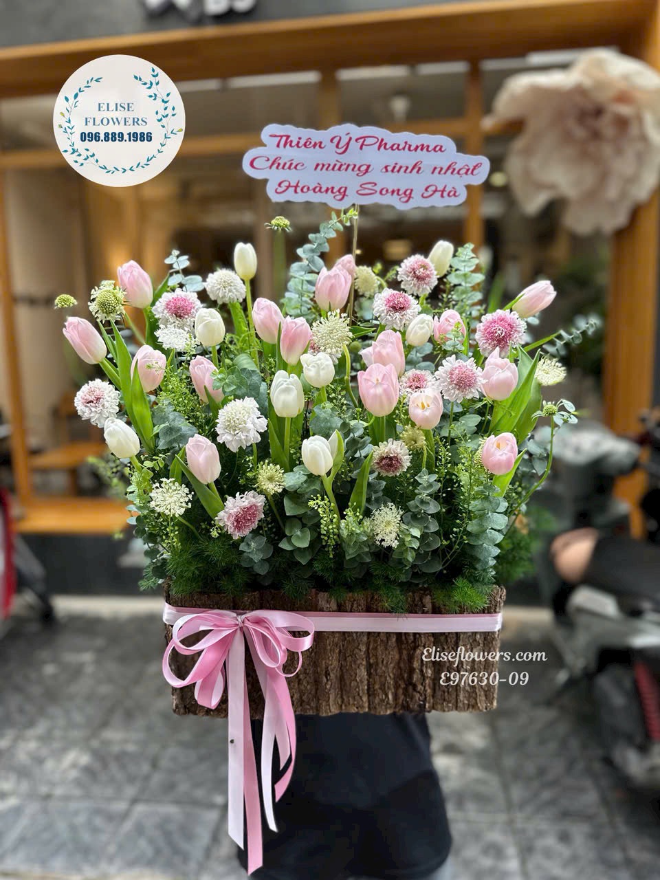Lẵng tulip hồng mix tulip trắng tặng sinh nhật mẹ yêu tại Hà Nội 