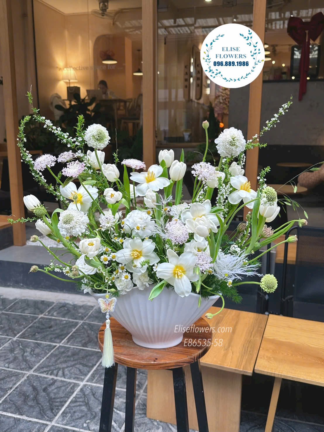 Hoa sinh nhật đẹp. Lẵng Tulip trắng mix scabiosa nhã nhặn, thanh lịch ở Hà Nội. Điện hoa tươi Eliseflowers
