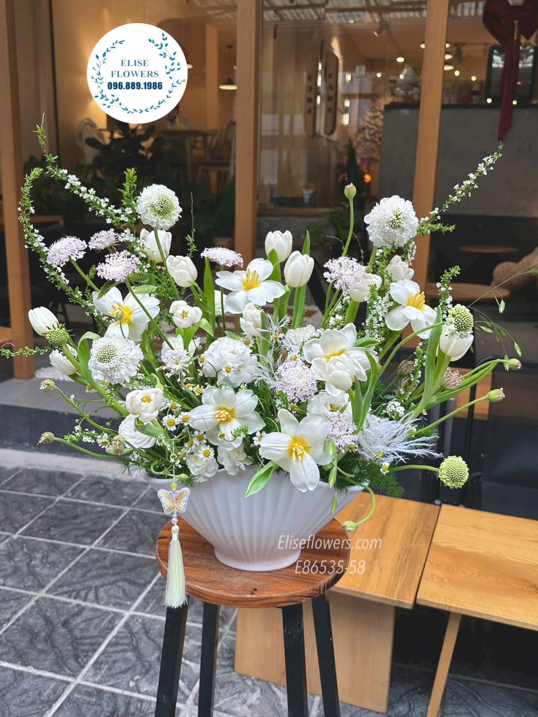 Hoa sinh nhật đẹp. Lẵng Tulip trắng mix scabiosa nhã nhặn, thanh lịch ở Hà Nội