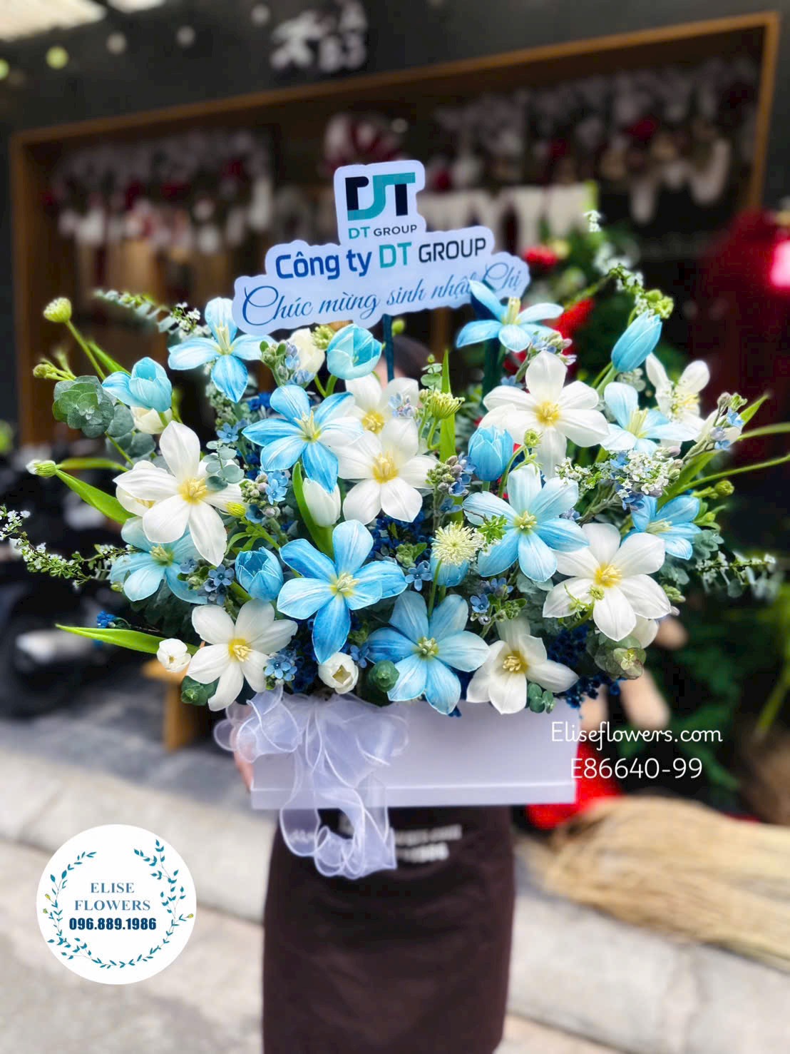 Đặt mua hoa tặng sếp cao cấp. Lẵng hoa Tulip nhập khẩu chúc mừng Sếp