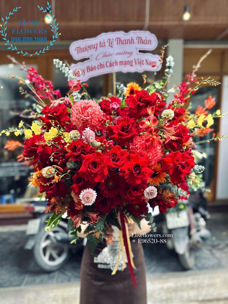 Bình hoa tone đỏ cao cấp chúc mừng ngày Báo Chí Cách mạng Việt Nam. Điện hoa chúc mừng Eliseflowers