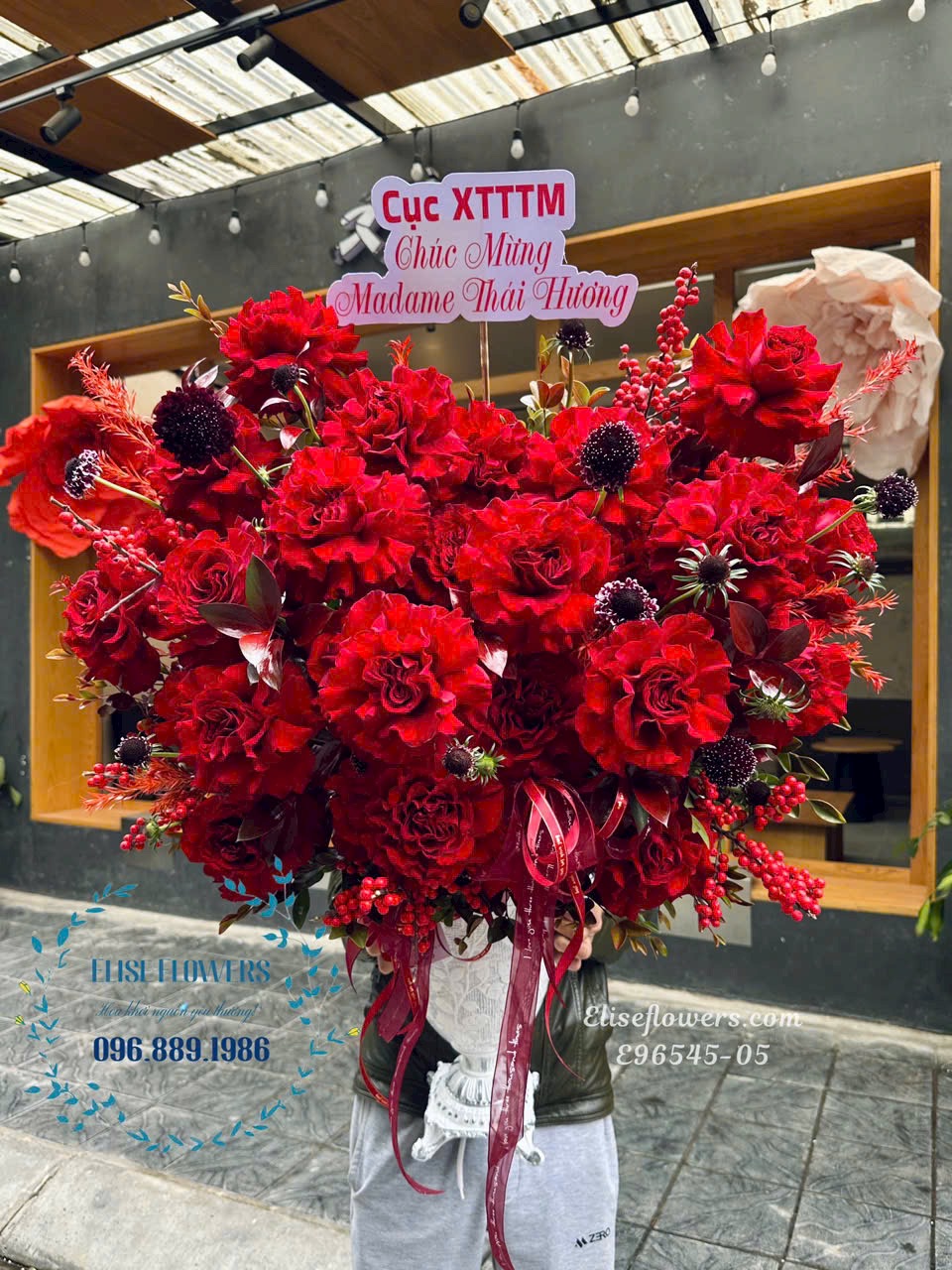 mua bình đỏ ecuador nhập khẩu tặng đối tác