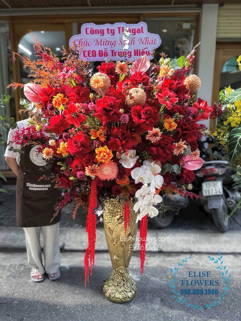 Mua bình hoa cao cấp tặng sinh nhật Sếp tone đỏ. Địa chỉ mua hoa uy tín