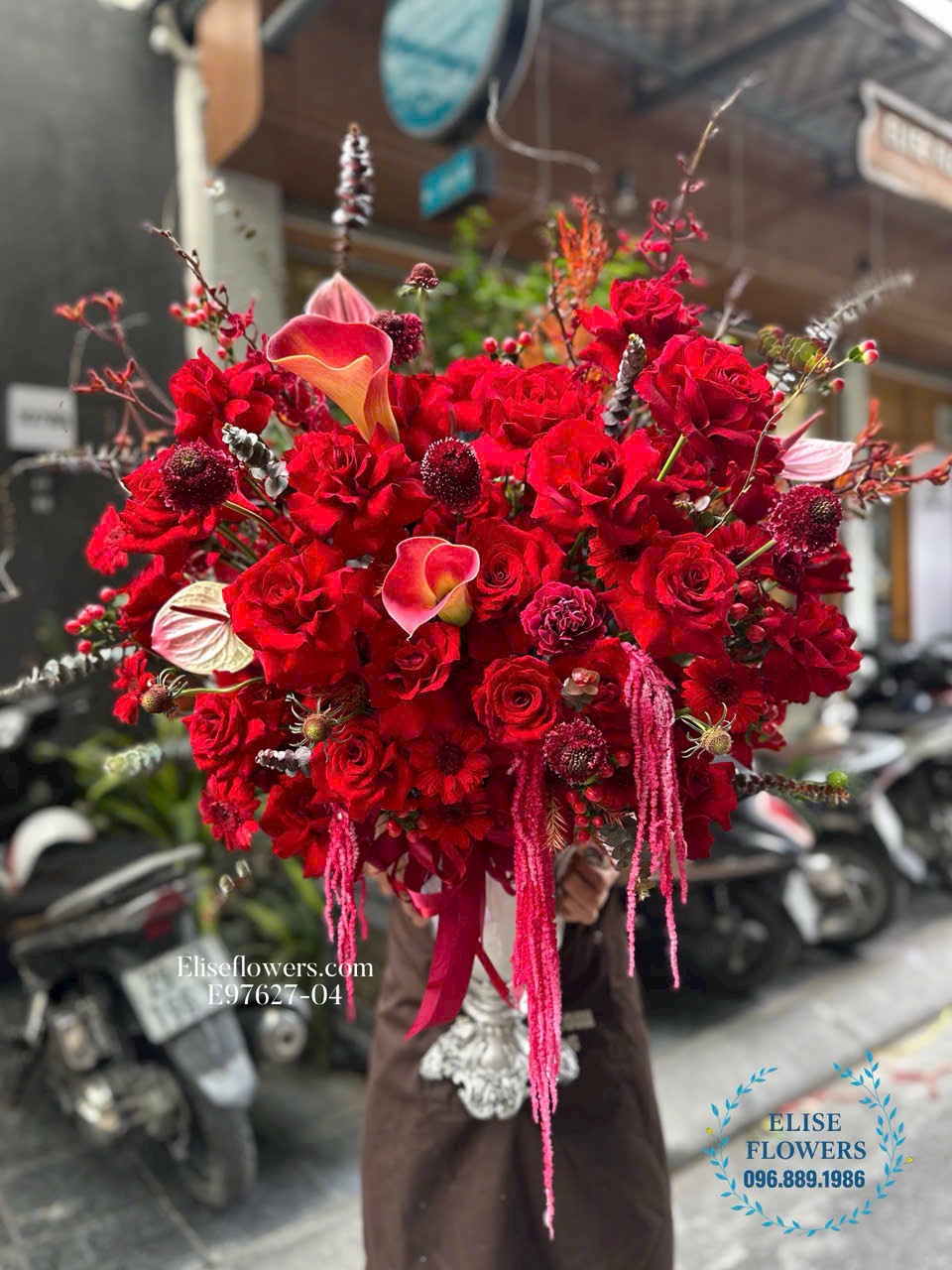 Mua binh hoa chúc mưng tân gia tone đỏ sang trọng, đẳng cấp.